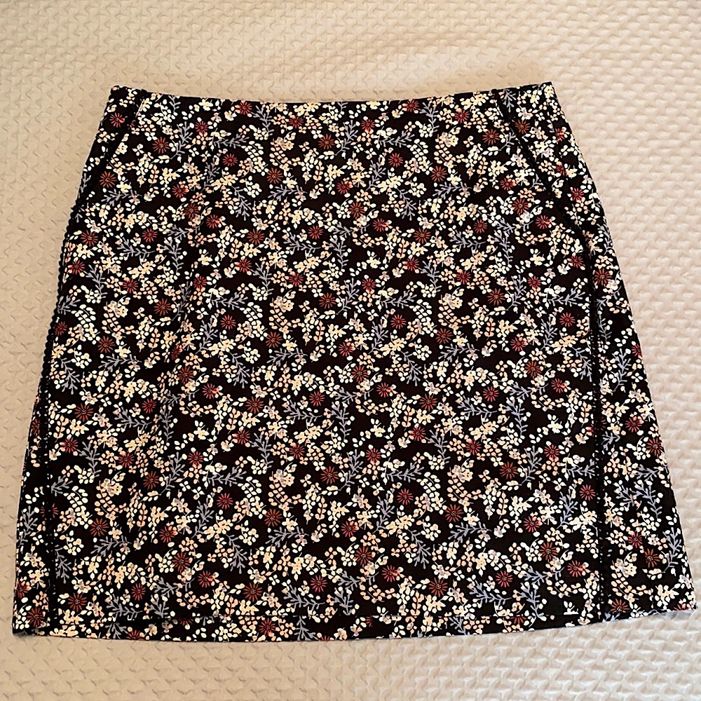 Loft floral print mini skirt w/ pockets